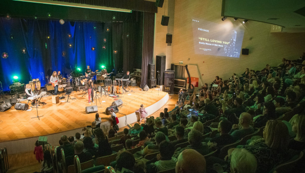 Glazbeni spektakl u Valpovu: 94 izvođača i hitovi grupe Queen oduševili  prepun "Katančić"